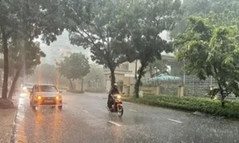 Không khí lạnh tràn xuống, Bắc Bộ mưa dông diện rộng, nguy cơ lốc, sét và mưa đá