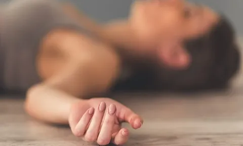 Người phụ nữ 35 tuổi tử vong sau ăn đồ thừa trong tủ lạnh, bác sĩ điểm tên thói quen "chết người"