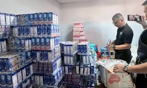Đột kích một nhà máy, công an phát hiện đường dây sản xuất sữa hết hạn và bột ngọt, cà phê giả, tịch thu hơn 13.000 sản phẩm