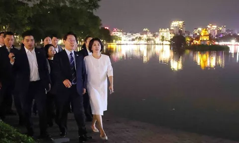 Tổng thống Hàn Quốc và Phu nhân tản bộ, ăn kem, ngắm Hà Nội về đêm