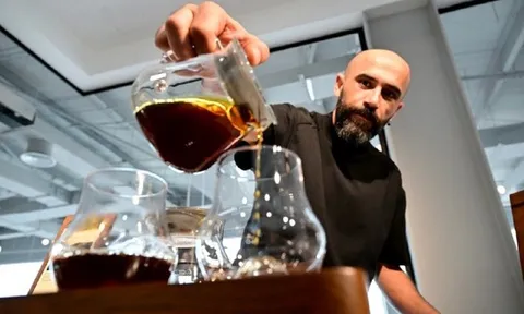 Ly cà phê đắt nhất thế giới 25 triệu đồng có gì đặc biệt?