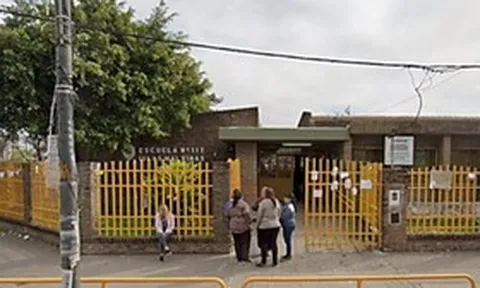 Giẫm phải dây giày, bé gái tử vong khi đập đầu vào ghế đá