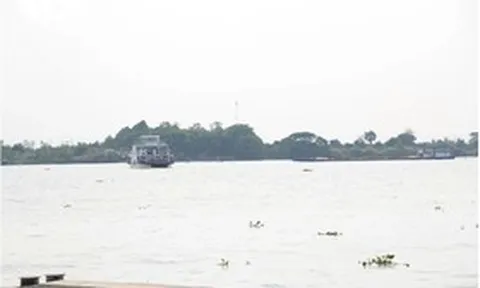 Vội bước xuống khi phà chưa cập bến, người phụ nữ bị mỏ phà cán tử vong thương tâm