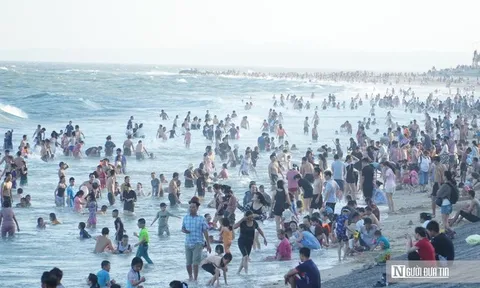 Xe cộ nối hàng dài về Mũi Né, biển đông nghẹt người dịp lễ 30/4