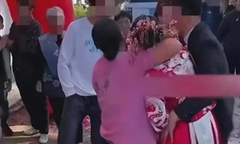 Hai người lạ xông vào đám cưới đòi tiền, cô dâu “chết lặng” và cái kết không ai ngờ