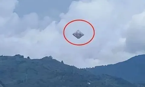Đang thong thả đi dạo, người dân bỗng phát hiện cảnh tượng "đáng sợ" trên bầu trời