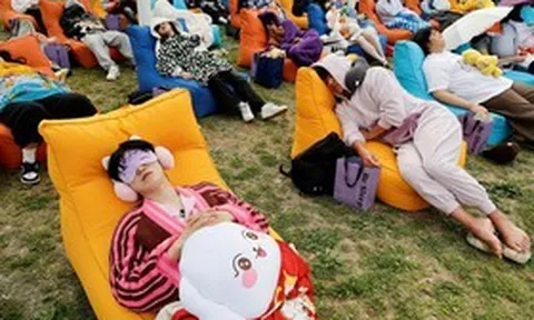 Hàng trăm người trẻ tham gia cuộc thi ngủ tại quốc gia thiếu ngủ nhất thế giới