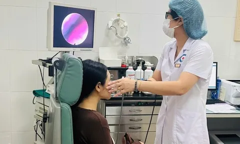 Đau họng sau khi ăn bánh mì, người phụ nữ 47 tuổi sốc nặng khi bác sĩ lấy ra thứ "đáng sợ"