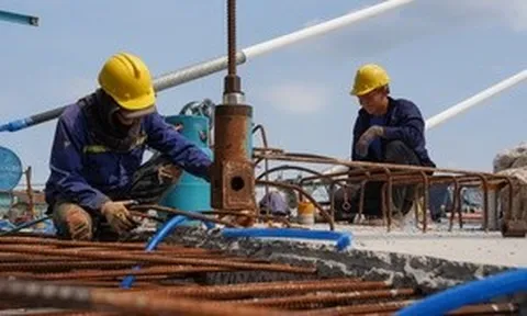 Tấp nập thi công 'nút thắt' cuối của cao tốc Bến Lức - Long Thành