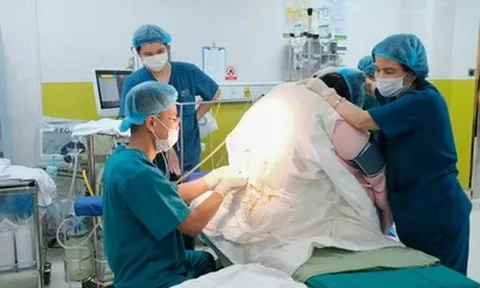 Mẹ bầu nặng 140kg sinh bé “khổng lồ” 4,6kg, ca vượt cạn khiến bác sĩ toát mồ hôi