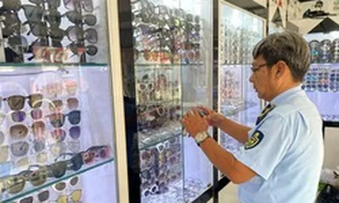Tiếp tục bắt hàng giả tại trung tâm Saigon Square và chợ Bến Thành