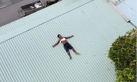 Dị nhân miền Tây thích “nướng người” trên mái tôn giữa trưa 40 độ khiến cộng đồng mạng phát "sốt"