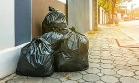 Phát hiện nhiều bó tiền mặt trị giá 432 triệu đồng trong túi rác gần toà biệt thự