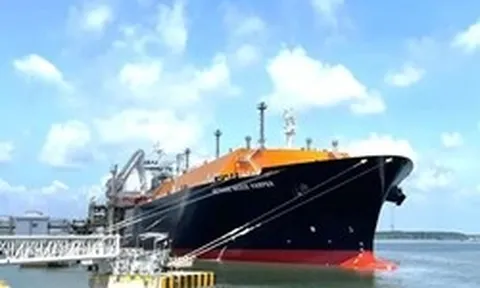Gần 120.000 tấn LNG, LPG cập cảng giữa cao điểm ‘nóng’ về năng lượng