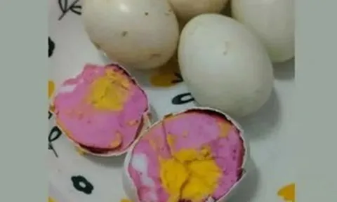 Người phụ nữ "sốc nặng" khi phát hiện trứng luộc chuyển sang màu hồng