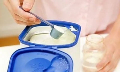 Bé trai 3 tháng tuổi nhập viện cấp cứu vì cha mẹ pha sữa bằng loại nước này