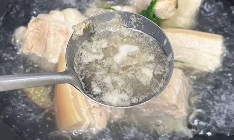 Bọt váng khi luộc thịt càng nhiều "càng độc"? Chuyên gia giải đáp