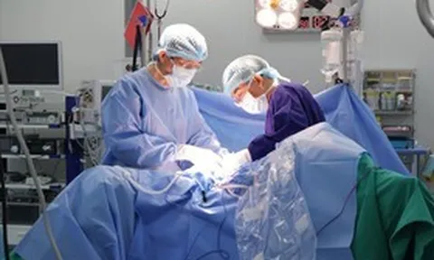 Bị ung thư xâm lấn bàng quang, người đàn ông 61 tuổi thoát cửa tử nhờ chiến lược điều trị khác thường