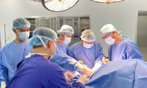 Vinmec Hải Phòng áp dụng thành công kỹ thuật thay khớp vai đảo ngược cho bệnh nhân người Anh