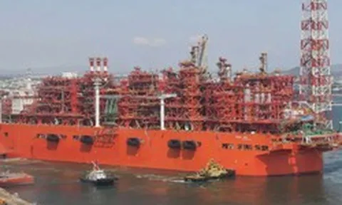 Phát hiện 'nhà máy nổi' dài 376 m rời Trung Quốc đến địa điểm cách xa 12.000 km - cung cấp hơn 2 triệu tấn 'vàng lỏng' mỗi năm