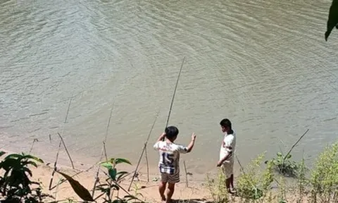 Đi câu cá, ngư dân sốc nặng khi câu trúng "vật thể lạ" dưới sông