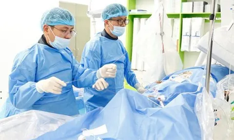 Người đàn ông 43 tuổi bất ngờ thành bệnh nhân khi đưa con đi khám