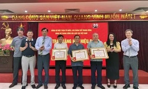 Đảng bộ Trung ương Hội Luật gia Việt Nam trao tặng Huy hiệu Đảng cho các đảng viên
