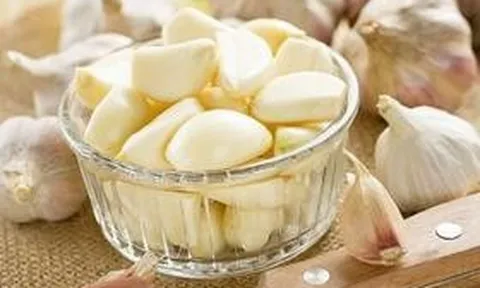 Ăn tỏi sống mỗi ngày, người đàn ông 28 tuổi bất ngờ khi đi khám