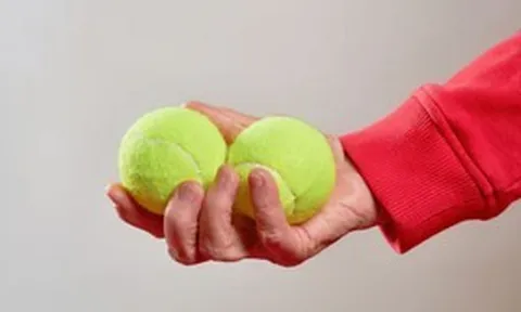 Lý do nên mang theo bóng tennis cùng chiếc tất lên máy bay