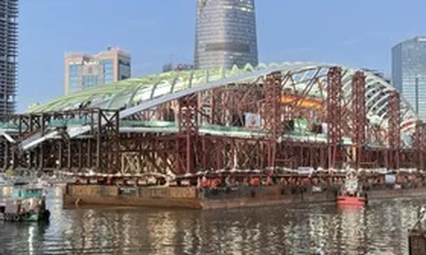 Khoảnh khắc hợp long cầu đi bộ nghìn tỷ hình lá dừa nước bắc qua sông Sài Gòn