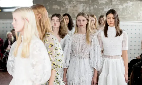 Làn gió của thời trang Bắc Âu Cecilie Bahnsen: Khi sự nữ tính kết hợp với ngôn ngữ thiết kế độc đáo