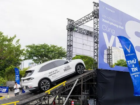Chạy VinFast VF 8 vượt dốc cao, lội hố nước, người lái chia sẻ: ‘Không ngờ một mẫu SUV gia đình có thể đi như xe địa hình’