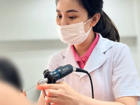 Bé gái 6 tuổi suýt thủng màng nhĩ vì sợi dây buộc tóc