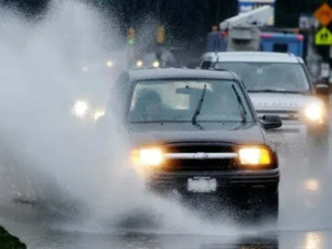 Các quy tắc tài xế cần “nằm lòng” khi gặp mưa lớn bất chợt