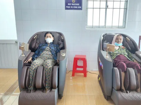 Một địa phương trang bị máy massage phục vụ người dân đến làm thủ tục hành chính