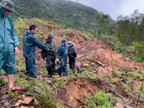 Nhiều khu vực ở Đà Nẵng xuất hiện thêm loạt vết nứt, hàng trăm hộ dân phải di dời khẩn cấp