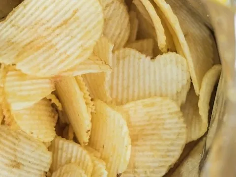 Bé trai tử vong khi nuốt phải đồ chơi trong gói khoai tây chiên