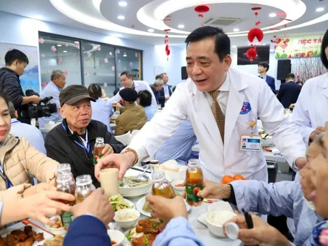 Ấm lòng bữa cơm tất niên tại Bệnh viện K: Trao yêu thương tới bệnh nhân ung thư