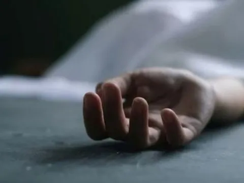 Đang hát trên sân khấu tiệc tất niên, nữ công nhân đột ngột ngã gục tử vong