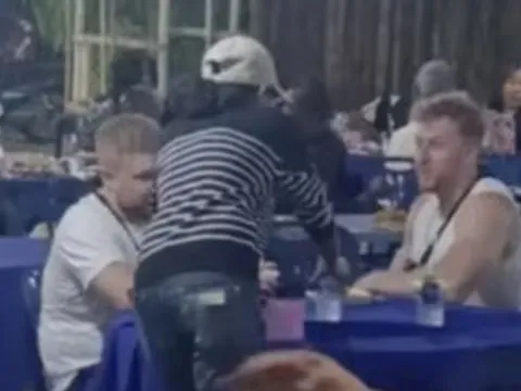 Đi qua đám tang, khách Tây tưởng nhà hàng chạy vào gọi đồ và cái kết bất ngờ