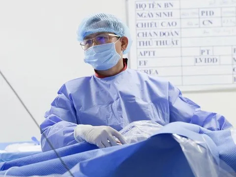 Đang nằm cấp cứu, bác sĩ vẫn rời giường bệnh tới phòng can thiệp cứu bệnh nhân “ngàn cân treo sợi tóc”