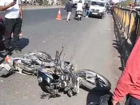 Đi phát thiệp cưới, 3 người tử vong khi bị xe ô tô đâm trúng