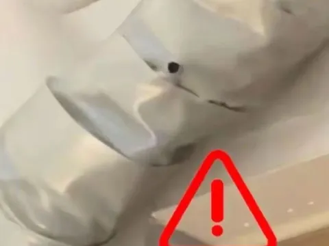 Hai cô gái phát hiện camera quay lén trong nhà nghỉ