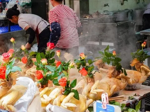 Gà luộc hơn 1 triệu đồng/con vẫn đắt khách, chợ Hàng Bè rộn ràng ngày tiễn ông Công ông Táo