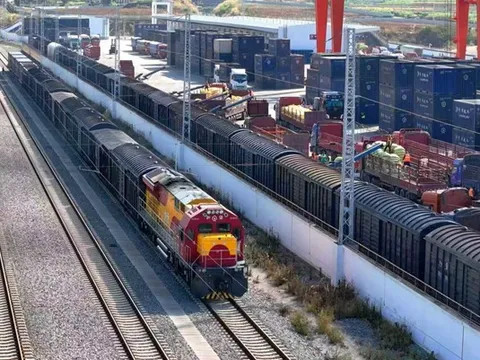 Thi công liên tục hơn 1.560 ngày đêm, một quốc gia khoét núi, băng rừng tạo nên kỳ tích vô song