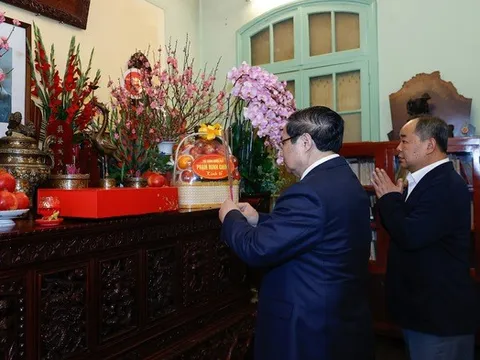 Thủ tướng thăm nguyên lãnh đạo Đảng, Nhà nước và dâng hương tưởng nhớ các đồng chí cố lãnh đạo