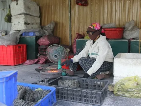 Tất bật mưu sinh bên bếp than hồng trong những ngày giáp Tết