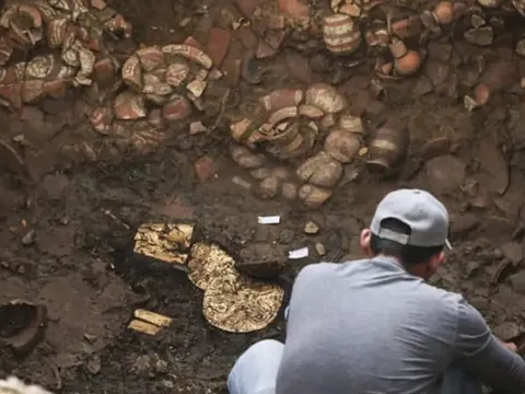 Phát hiện ngôi mộ cổ chứa đầy "kho báu" bằng vàng