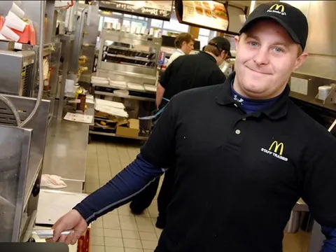 Trúng độc đắc 45 tỷ đồng và cú “quay xe” khó tin của chàng trai bán bánh mỳ