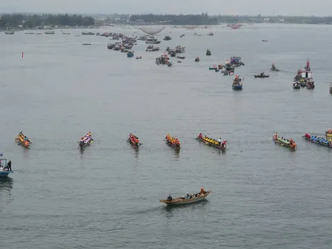 Sông Thu Bồn hóa “sân khấu” ngày đầu năm, người già trẻ nhỏ cùng hòa nhịp hội xuân